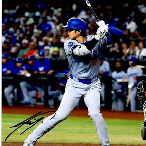 Shohei Otani Los Angeles Dodgers Baseball Team Pitcher MLB Signed 8X10 Photo